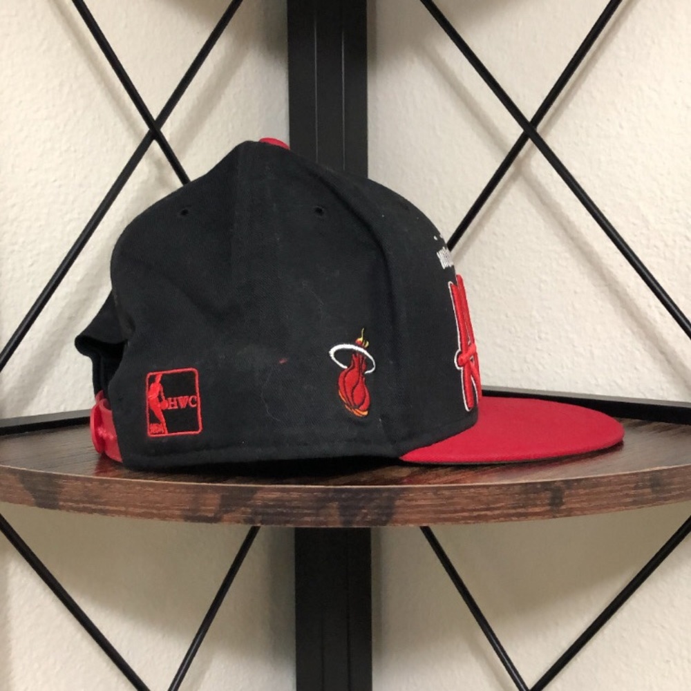 New Era Miami Heats Hardwood Classic Black Snapback Hat - Picture 2 of 7